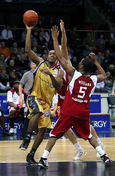 曼城4-0客胜狼队，哈兰德双响，赖因德斯传射，谢尔基破门